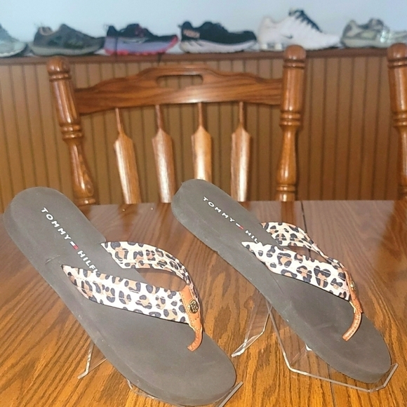 Leopard print Tommy Hilfiger flip flops. - Picture 3 of 7